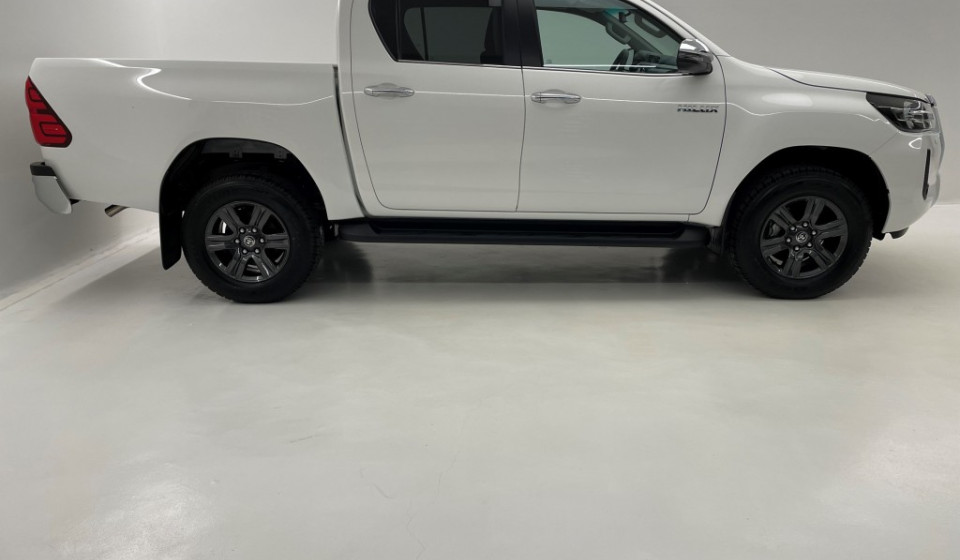 TOYOTA Hilux 2.4D-4D Style Double Cab 4x4 A