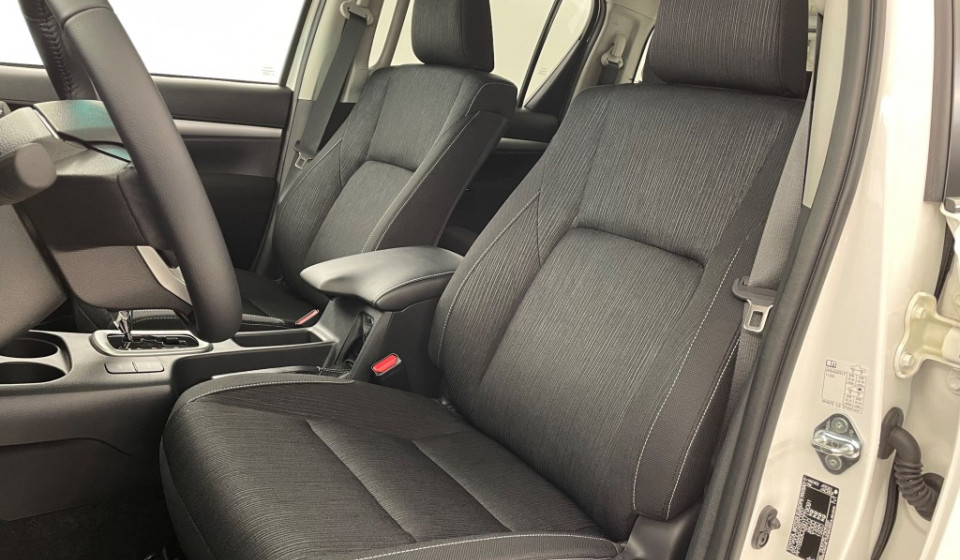 TOYOTA Hilux 2.4D-4D Style Double Cab 4x4 A